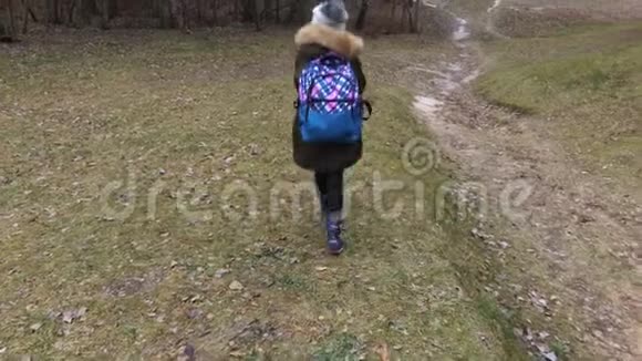 带背包回家的小女孩视频的预览图