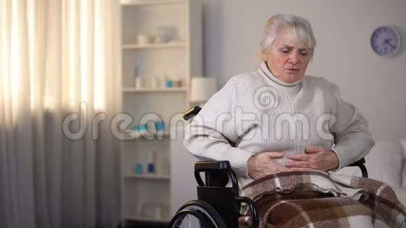 年轻的女士给祖母带止痛药感觉肚子疼保健视频的预览图
