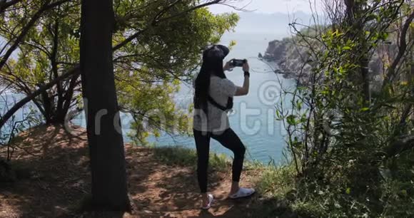 女旅行者在土耳其安塔利亚海滨用智能手机拍照著名旅游目的地视频的预览图