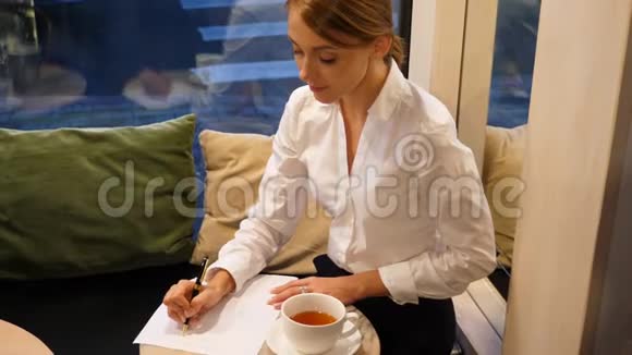 女人在白纸上写圆珠笔视频的预览图