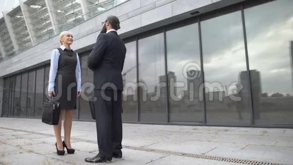 男人和女人握手微笑生意伙伴互相认识视频的预览图