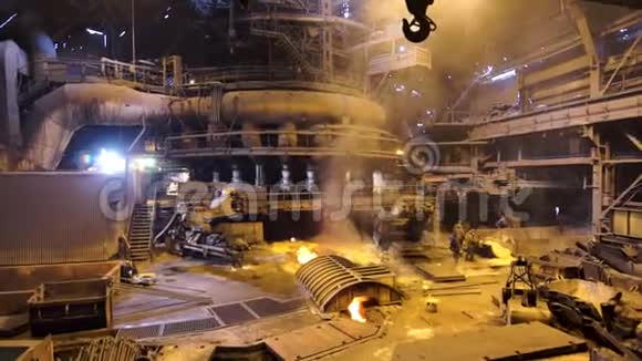 镜头越来越接近工厂工人的火热车间重工理念库存录像冶金视频的预览图