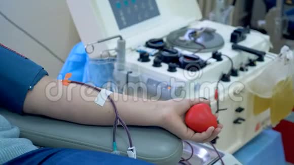 病人通过现代输血中心的管子和注射器献血视频的预览图