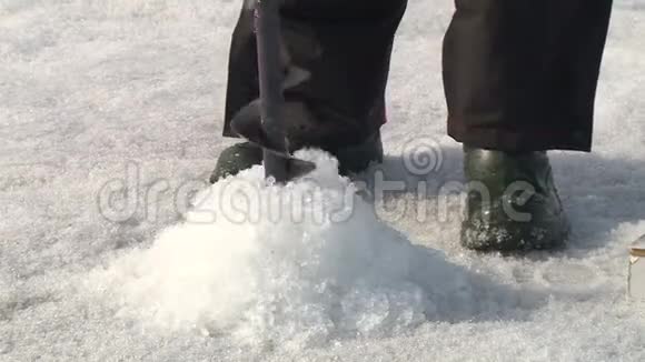冬季冰上钓鱼视频的预览图