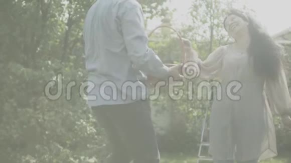 水果园里有篮子的快乐的成人夫妇视频的预览图