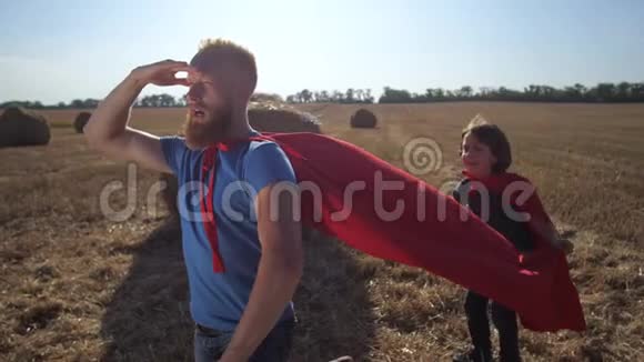 穿着超级英雄斗篷的勇敢男人视频的预览图