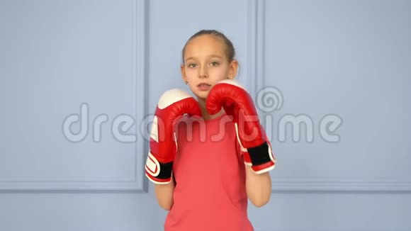少女拳击手套训练打慢动作拳击训练视频的预览图