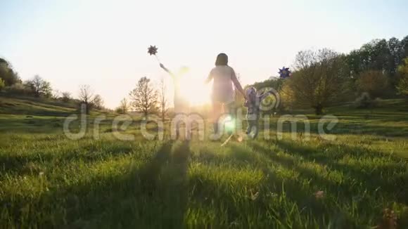 日落时分妈妈带着两个孩子在大自然中散步视频的预览图