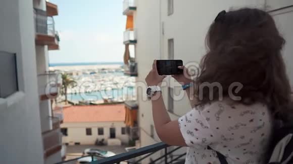 女游客观赏度假城市视频的预览图