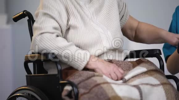 治疗师测量老太太的血压书写检查结果视频的预览图
