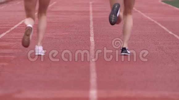 两名年轻的体育女运动员在跑道上奔跑视频的预览图
