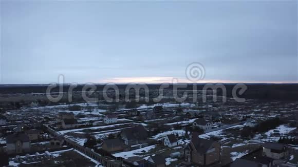 一个乡村的全景地上有解冻的雪视频的预览图