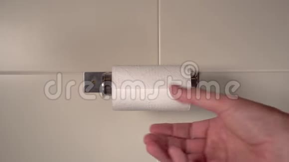 一个男人的手在旋转一卷白色的卫生纸视频的预览图