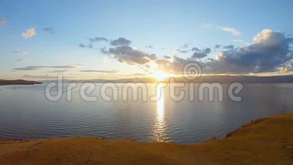 令人惊叹的风景日落时的湖岸空中射击视频的预览图
