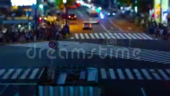 石布雅东京倾斜变换霓虹灯镇的抢渡时间视频的预览图