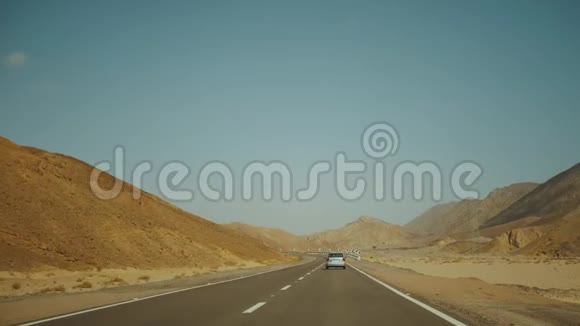 在沙漠中公路旅行冒险旅行在沙漠中缓慢的运动视频的预览图
