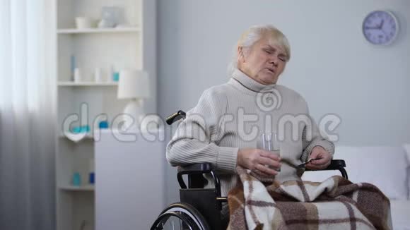 轮椅上有疼痛的老年妇女在疗养院接受药物治疗视频的预览图