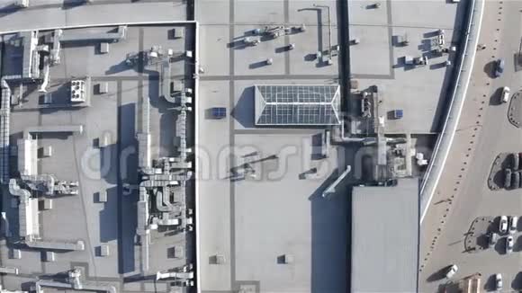 工业建筑屋顶上的工程系统视频的预览图