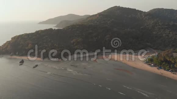 日落时靠近Palole海滩的山果阿州印度视频的预览图