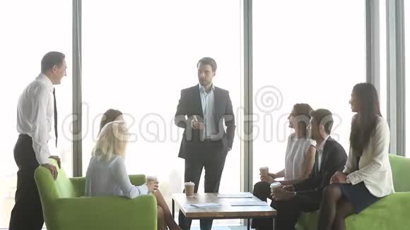 领导与团队员工在会议上咨询客户小组视频的预览图