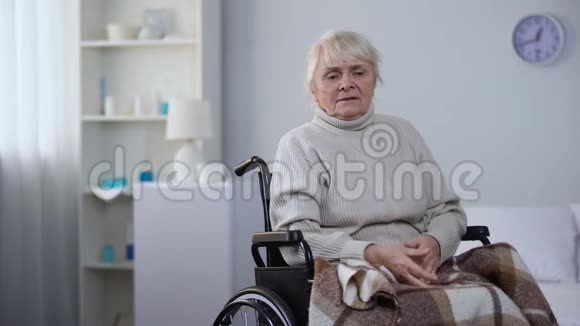 轮椅上的老太太感到心痛请护士吃药医院护理视频的预览图