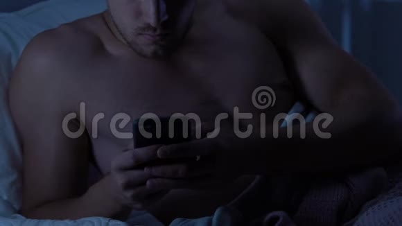 男人读女友的坏消息晚上躺在床上压力很大视频的预览图