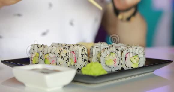 男人吃寿司的宏观视频视频的预览图