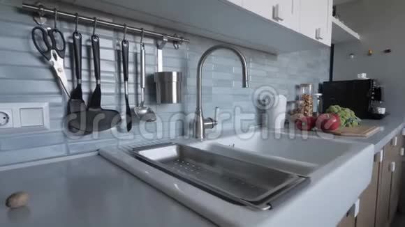 厨房水槽和餐具视频的预览图