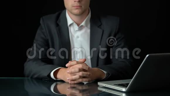 成功的商人坐在笔记本电脑前钱出现在桌子上视频的预览图