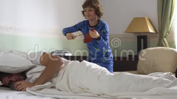 哥哥睡在床上弟弟一边拉小提琴一边叫醒他阳哥扔枕头视频的预览图