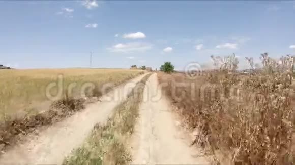 AlcalalaReal旁边的土路视频的预览图