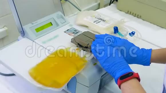 实验室工作人员用捐赠的血浆密封袋视频的预览图