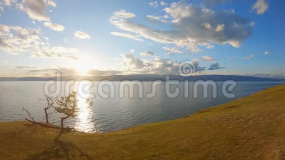 日落时分贝加尔湖上令人惊叹的风景空中射击视频的预览图
