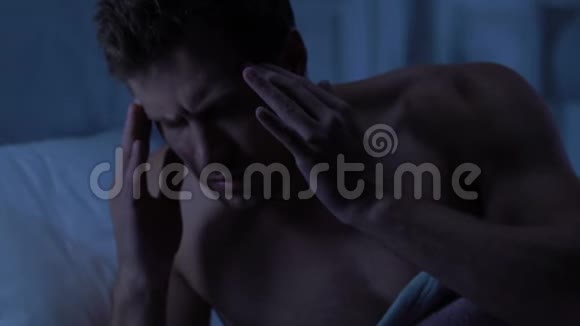 男性在床上患有偏头痛担心问题睡眠不足视频的预览图