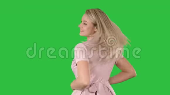 漂亮的女人在绿色屏幕上向相机展示她的裙子Chroma键视频的预览图