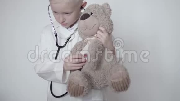 穿白大褂的孩子扮演医生视频的预览图