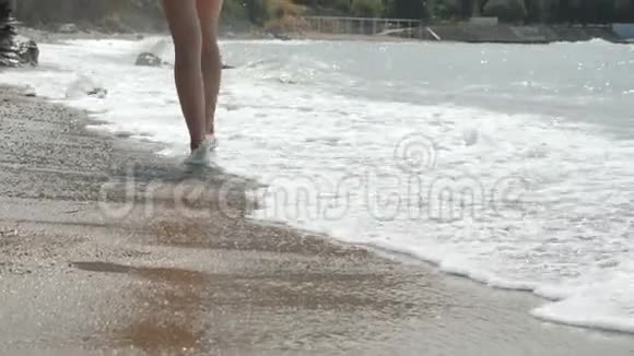 活跃运动的赤脚妇女缓慢地走在海滨妇女健身慢跑训练和体育活动视频的预览图