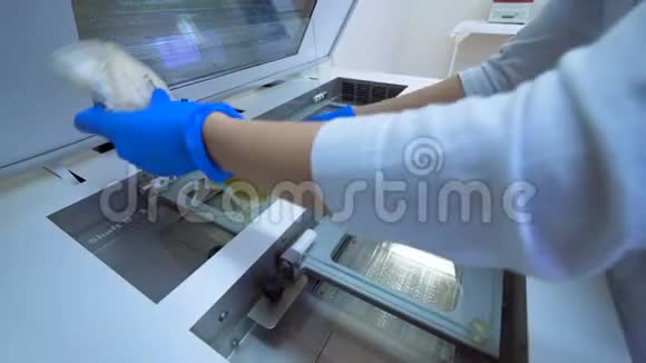 医务人员把装有血浆的袋子放在实验室的机器上视频的预览图