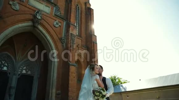 在圣尼古拉达托伦蒂诺教堂附近的罗马婚礼情侣接吻视频的预览图