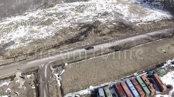 吉普车在乡村公路上加速行驶空中摄影视频的预览图