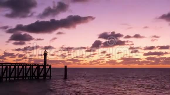 比利时北海黄昏时的码头和灯塔视频的预览图