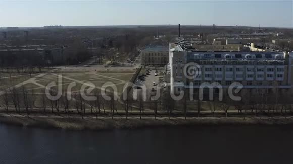 新PetergofOlginogo池塘附近有宽敞公寓的房子视频的预览图