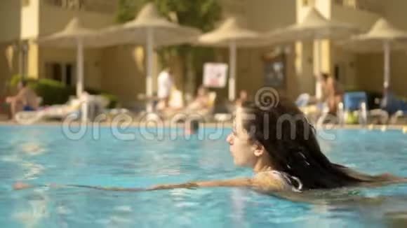运动女孩在游泳池里游泳视频的预览图