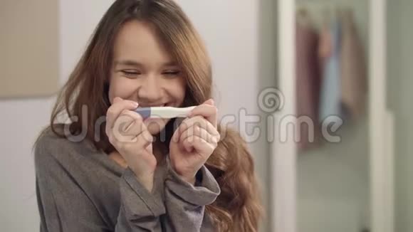 幸福女人在手机上拍照验孕视频的预览图