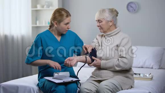 心脏科医生在测量血压后给老妇人诊断视频的预览图