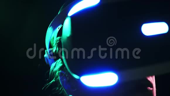 戴着霓虹灯的女用VR耳机视频的预览图