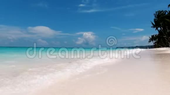 带棕榈树和蓝天的热带沙滩暑期和旅游度假理念Borac视频的预览图