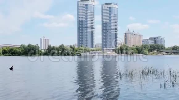 多层房屋矗立在河岸上视频的预览图