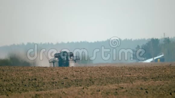 一种拖拉机有一个带牵引的种子钻在田间工作种植作物视频的预览图