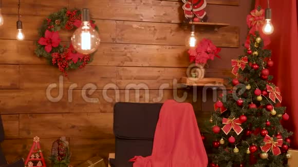 带有木墙的漂亮房间的圣诞装饰视频的预览图